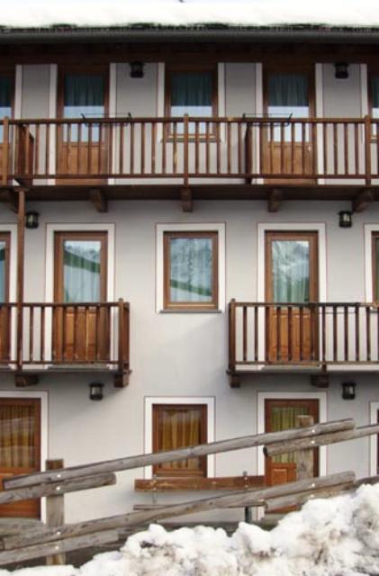 Meuble Lo Miete Viei Hotel Champoluc Exterior foto